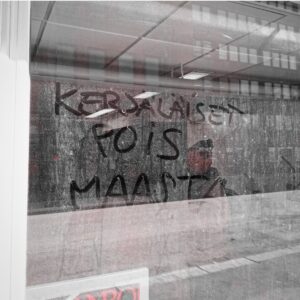 kirjoitus toimiston ikkunassa